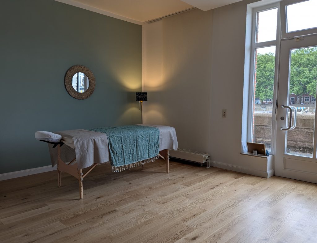 Flussbett Massagebank