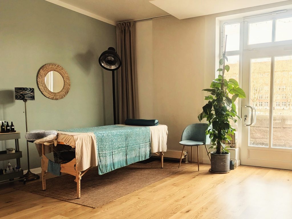Massageliege im Flussbett