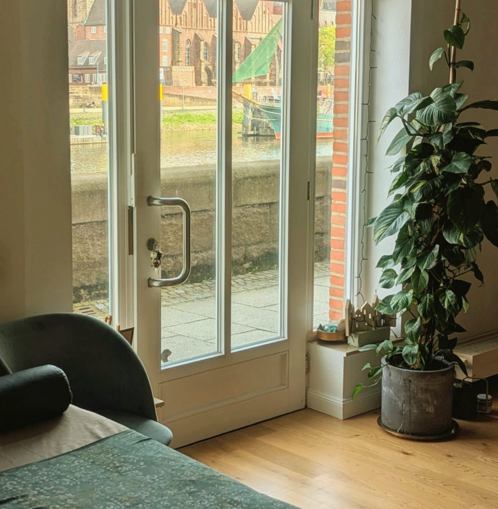 Massageliege mit Blick auf die Weser